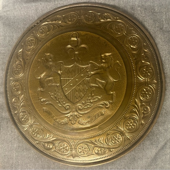 Vintage Brass Decor Plates. Renaissance Coat of Arms set of 2 - Picture 7 of 8